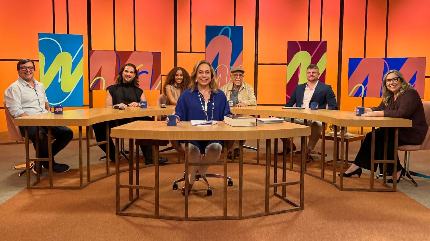 Dr. Vinícius Magno na bancada do Sem Censura, com Cissa Guimarães