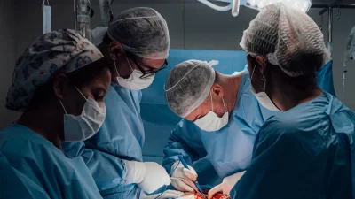 O que é cirurgia minimamente invasiva da coluna