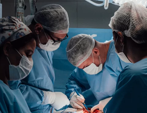 O que é cirurgia minimamente invasiva da coluna